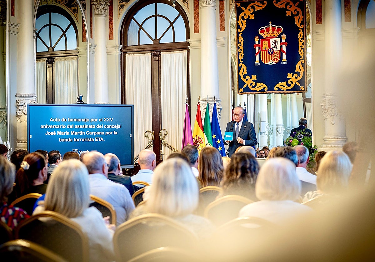 El alcalde durante el acto de homenaje al que fuera su edil en el año 2000
