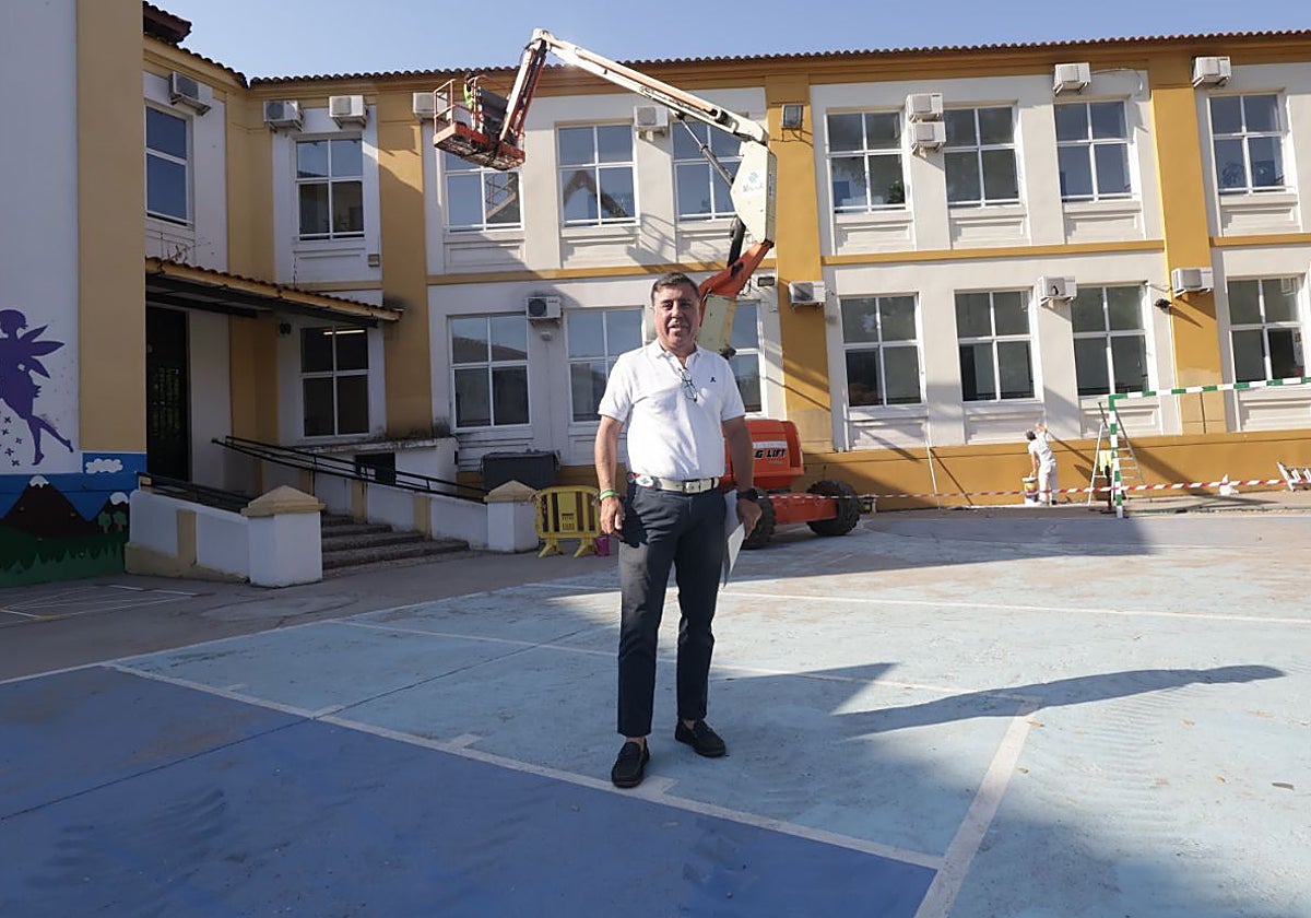 El concejal Miguel Ruiz Madruga, en el colegio Colón, donde se está pintando