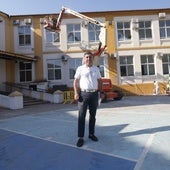 El concejal Miguel Ruiz Madruga, en el colegio Colón, donde se está pintando