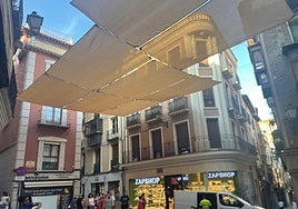 Comienza en las Cuatro Calles de Toledo la instalación de los toldos contra el calor