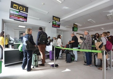 Viajeros en los puestos de facturación del aeropuerto de Córdoba