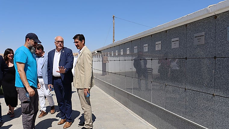 El vicepresidente segundo del Ejecutivo regional, José Manuel Caballero, ha visitado este miércoles los trabajos junto al alcalde de Manzanares, Julián Nieva; el viceconsejero de Relaciones Institucionales, Javier Vicario; la delegada de la Junta en la provincia, Blanca Fernández; y la directora general de Atención a las Víctimas y Promoción de la Memoria Democrática del Ministerio de Política Territorial, Zoraida Hijosa Valdizán