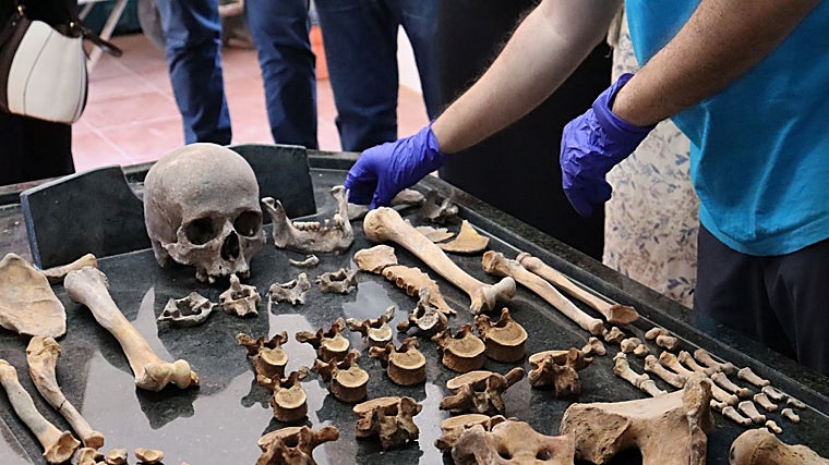 En esta fase de los trabajos ya se han recuperado los restos de tres cuerpos