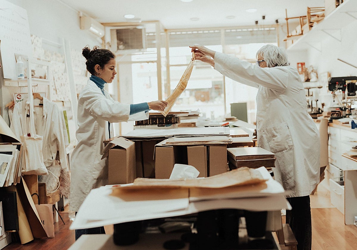 Imagen de las restauradoras del taller de Castellón «Dosdetres»