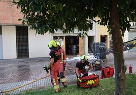 Efectivos del SEIS durante las labores de extinción del incendio en la calle doctor González Amigo