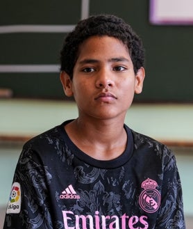 Imagen secundaria 2 - Sobre estas líneas, un alumno completa un ejercicio de Matemáticas en el aula de refuerzo. Tatiana Rodrigues y Moisés Vera, dos participantes del programa