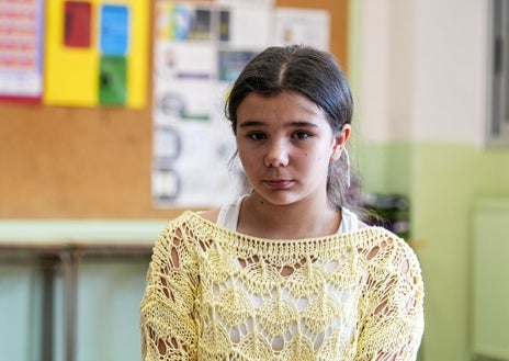 Imagen secundaria 1 - Sobre estas líneas, un alumno completa un ejercicio de Matemáticas en el aula de refuerzo. Tatiana Rodrigues y Moisés Vera, dos participantes del programa