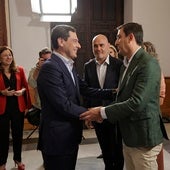 El presidente andaluz, Juanma Moreno, tras la firma del acuerdo con los sindicatos de Educación