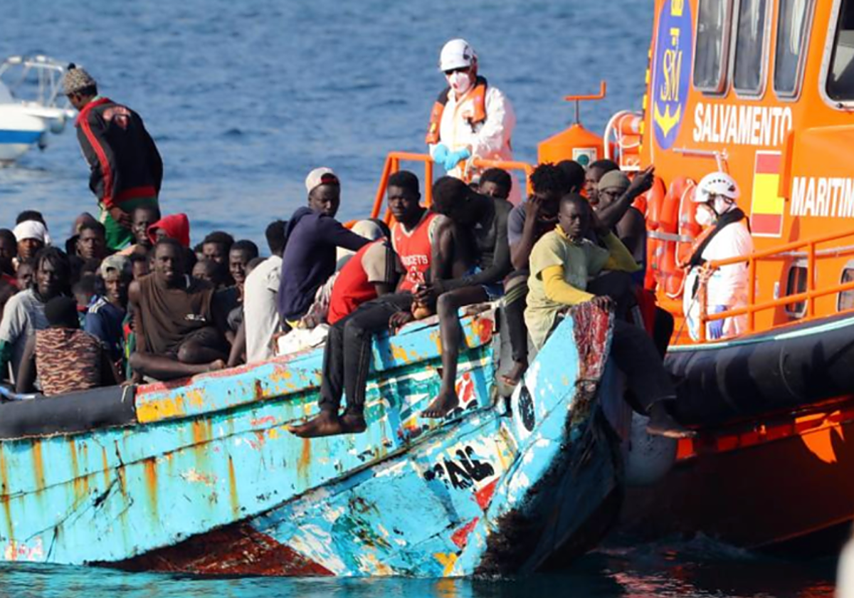 Rescate de un cayuco en aguas de Gran Canaria en foto de archivo