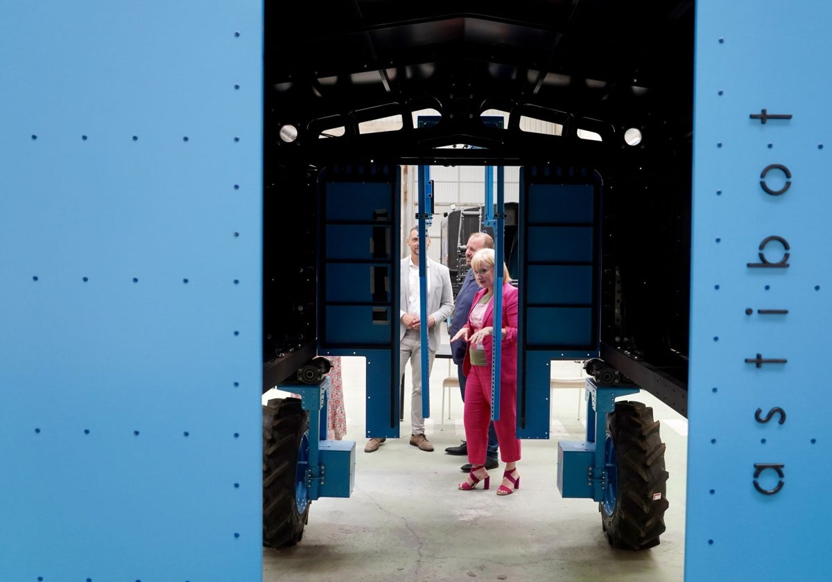La consejera de Industria, Comercio y Empleo, Leticia García, visita las instalaciones de Astibot
