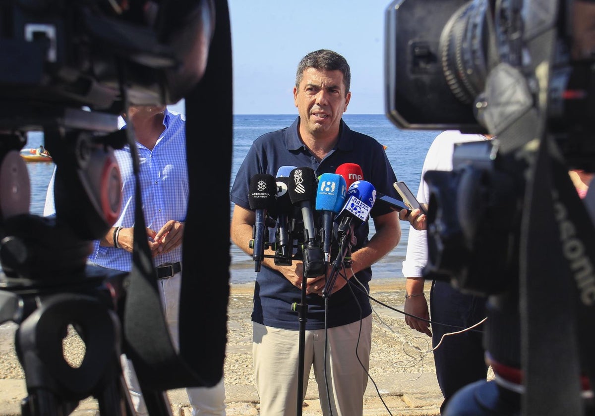 El presidente de la Generalitat Valenciana, Carlos Mazón, a su llegada al Club Náutico de Villajoyosa
