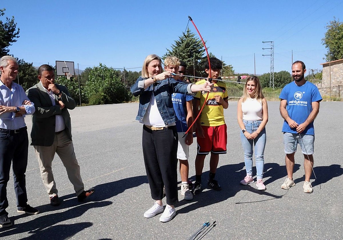 La vicepresidenta de la Junta, Isabel Blanco, durante su visita a Navarredonda de Gredos (Ávila)