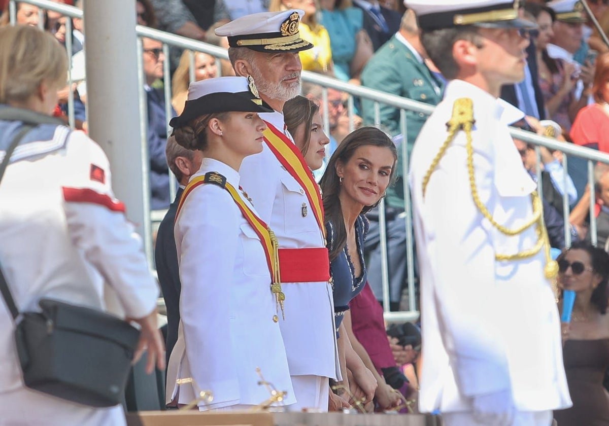 La Princesa Leonor junto a su padre, el rey Felipe VI, este miércoles, en Marín (Pontevedra)