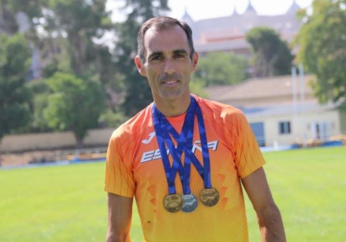 El fondista Pedro Vega con algunas de sus medallas