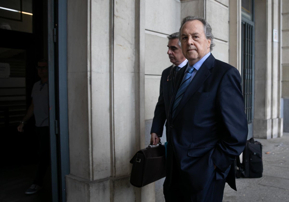 El expresidente de Invercaria, Tomás Pérez-Sauquillo, entrando en la Audiencia de Sevilla