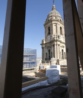 Imagen secundaria 2 - Las cúpulas están ahora tapadas por una capa de plomo que se retira a mano cuando están cubiertas por los nuevos tejados.