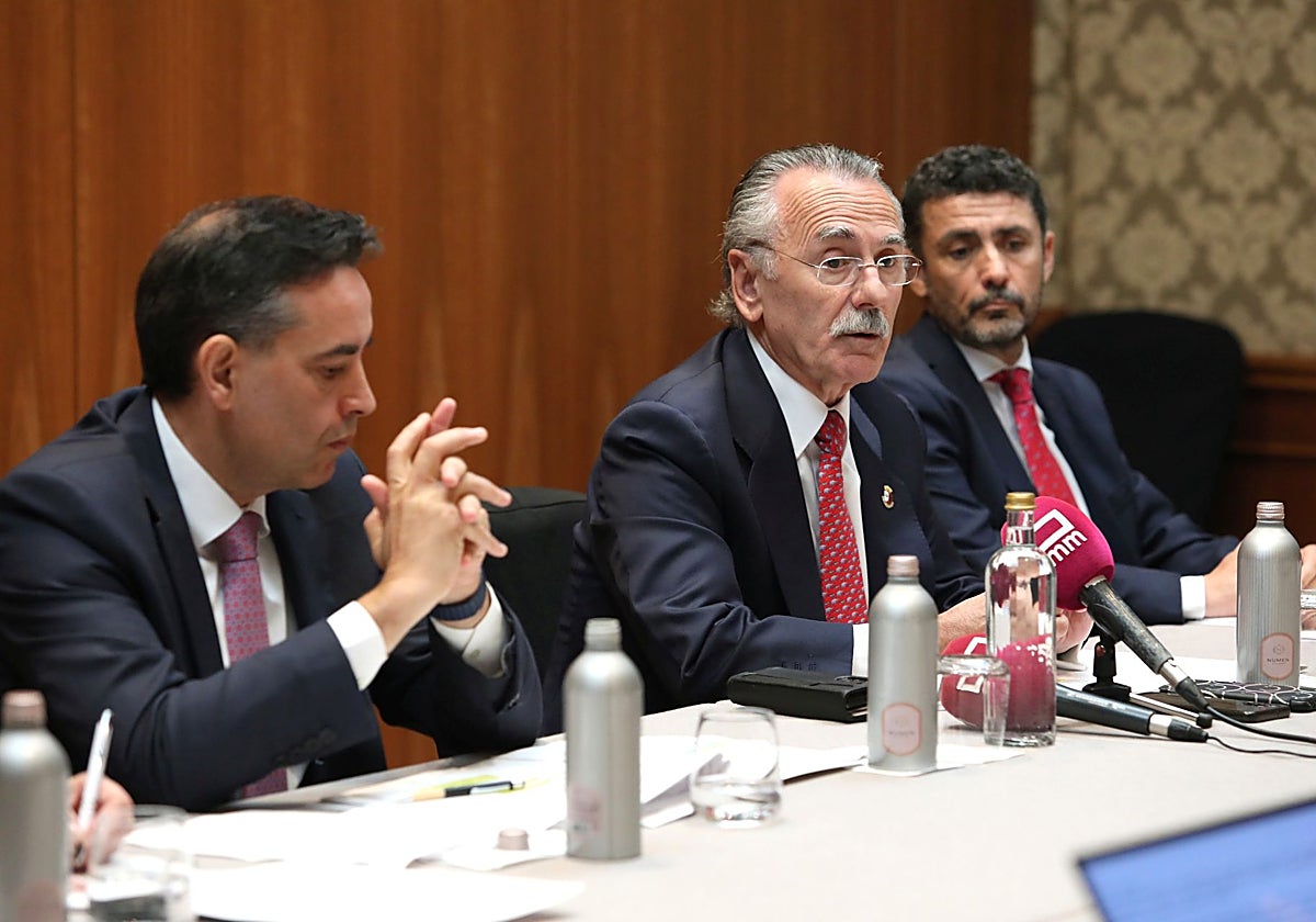 Luis Furnells (en el centro), presidente ejecutivo del Grupo Oesía