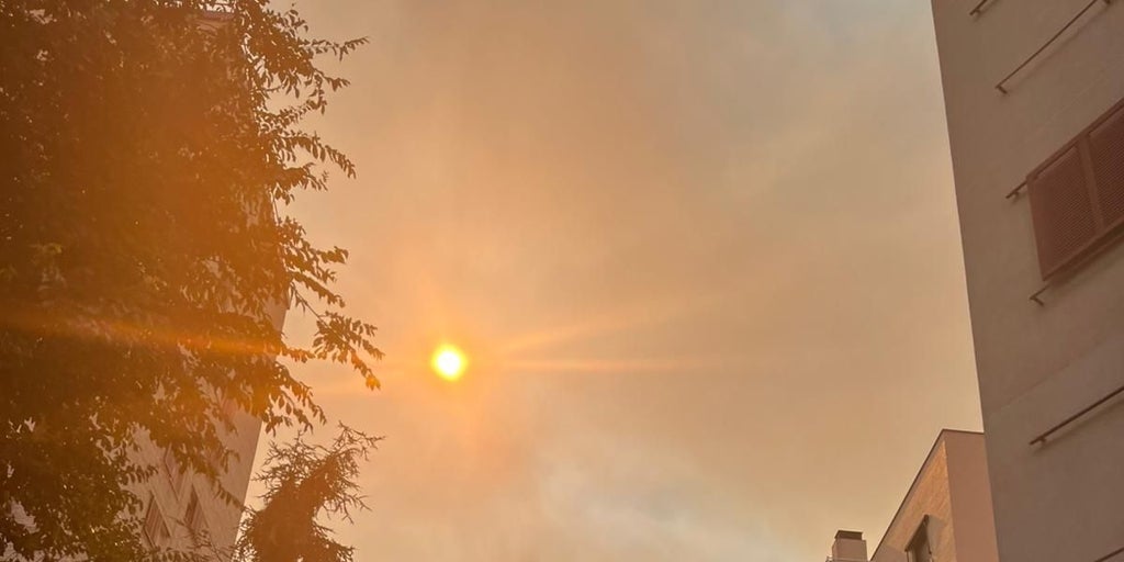 El humo y la ceniza del gran incendio de Méntrida (Toledo) se propaga a Madrid