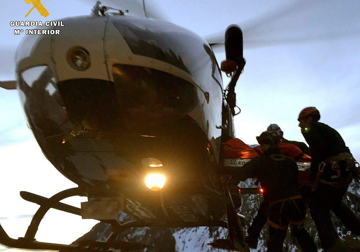 Imagen de archivo de una evacuación en el Pirineo oscense por parte del Grupo de Rescate de la Guardia Civil (Greim)