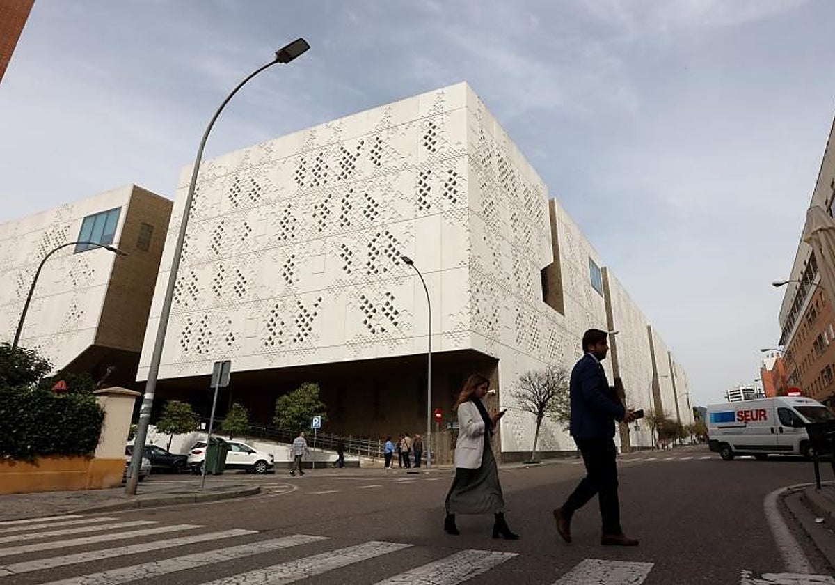 Ciudad de la Justicia de Córdoba en su fachada sur junto al juzgado de Guardia