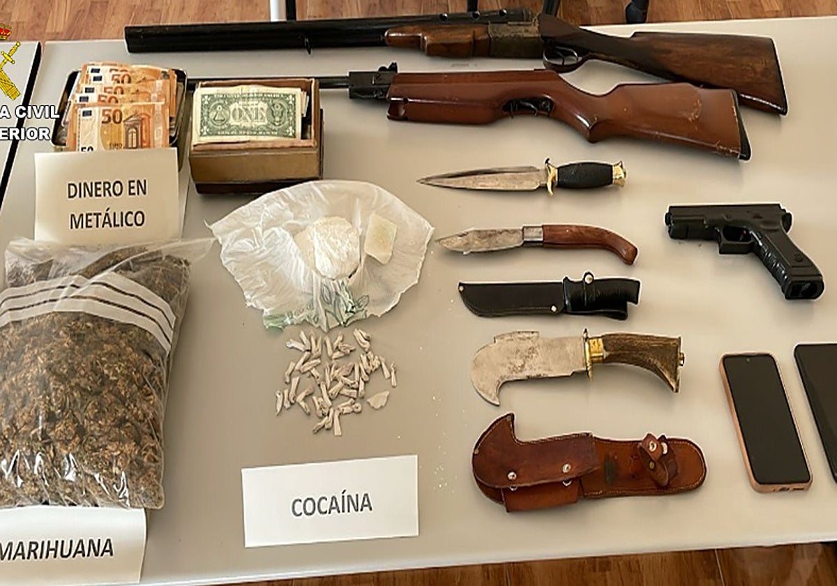 Las drogas y armas incautadas por la Guardia Civil