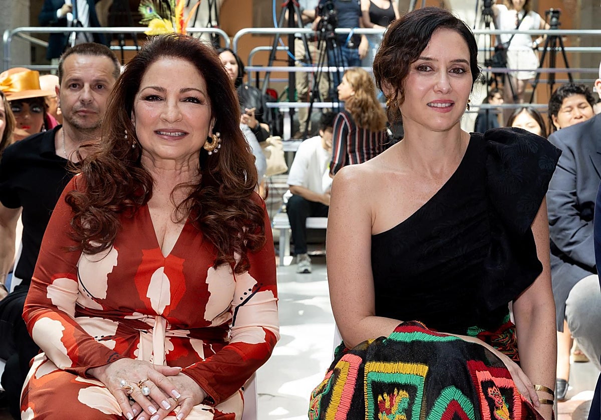 Gloria Estefan e Isabel Díaz Ayuso, durante la presentación de 'Hispanidad 2025' en la Real Casa de Correos