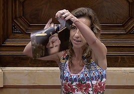 La CUP rompe una foto de Felipe VI en el Parlament sin que sea advertida: «Cataluña no tiene rey»