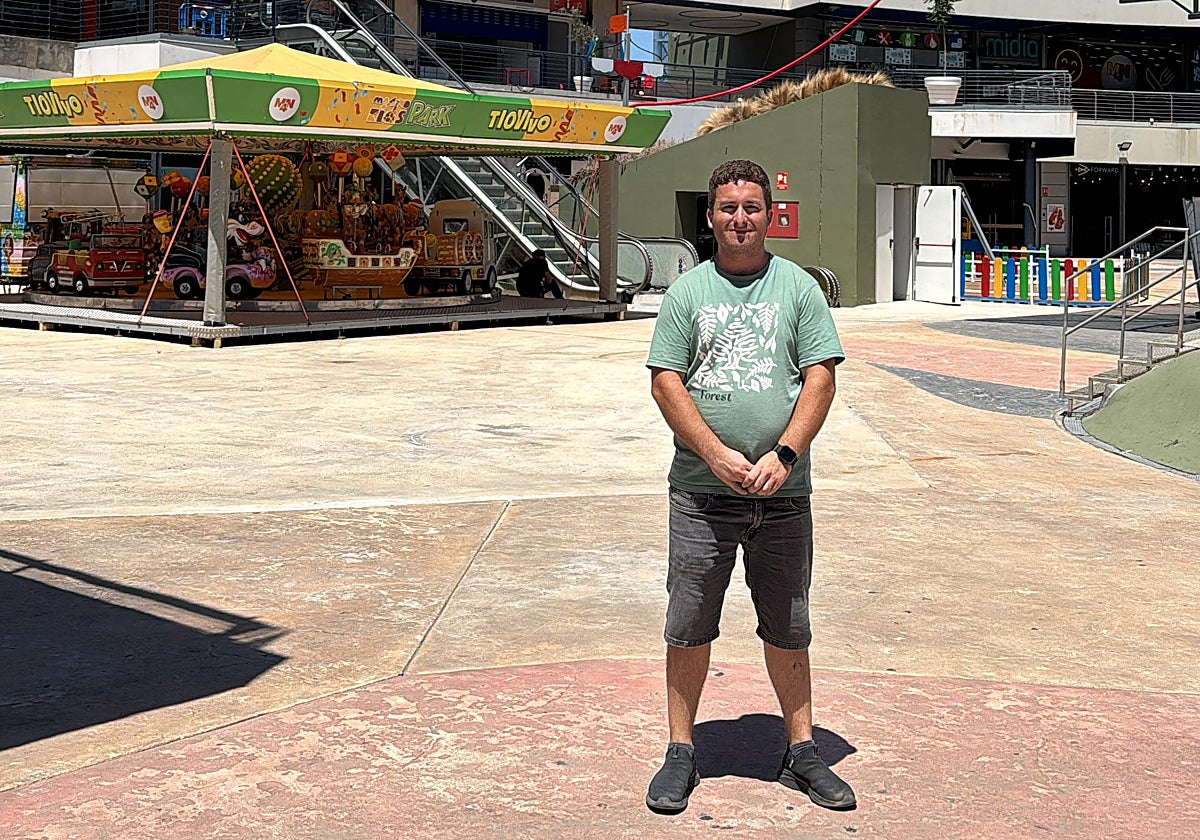 Imagen de Javier Baldoví junto a su atracción de feria en el centro comercial MN4