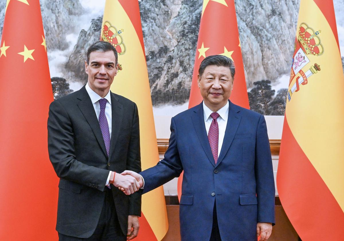 El presidente chino, Xi Jinping (d), estrecha la mano del primer ministro español, Pedro Sánchez en una foto de archivo