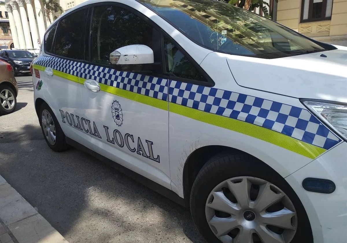 La Policía Local de Málaga socorre a una mujer lanzada por su pareja de un coche en marcha