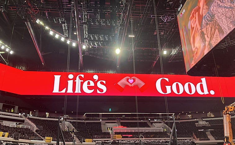 Imagen principal - Imágenes del 'videowall', el cubo central y el 'ojo' del Roig Arena