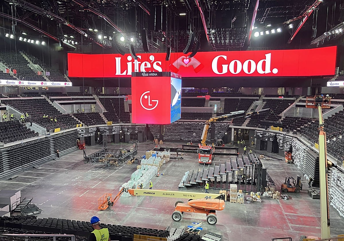 Imagen del videomarcador central y la pantalla LED más grande de Europa de fondo en el Roig Arena