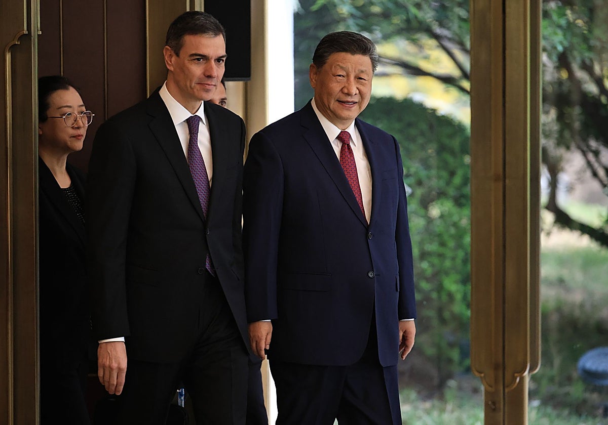 El presidente del Gobierno, Pedro Sánchez, con el de China, Xi Jinping, en su viaje de abril