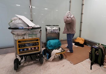 El Ayuntamiento ha acogido a una treintena de sintecho que pernoctaban en Barajas en su nuevo centro de emergencia