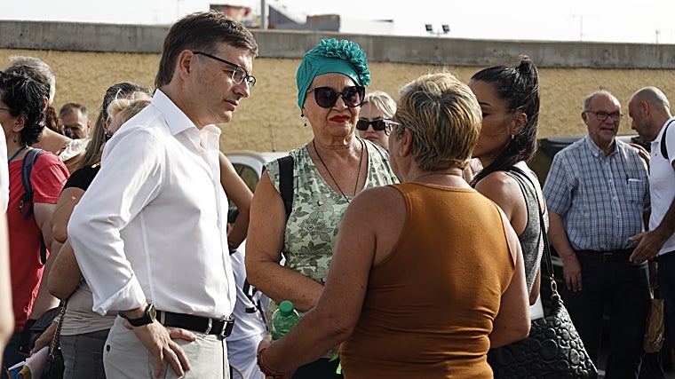 El portavoz provincial de Vox dialoga con vecinos de La Isleta