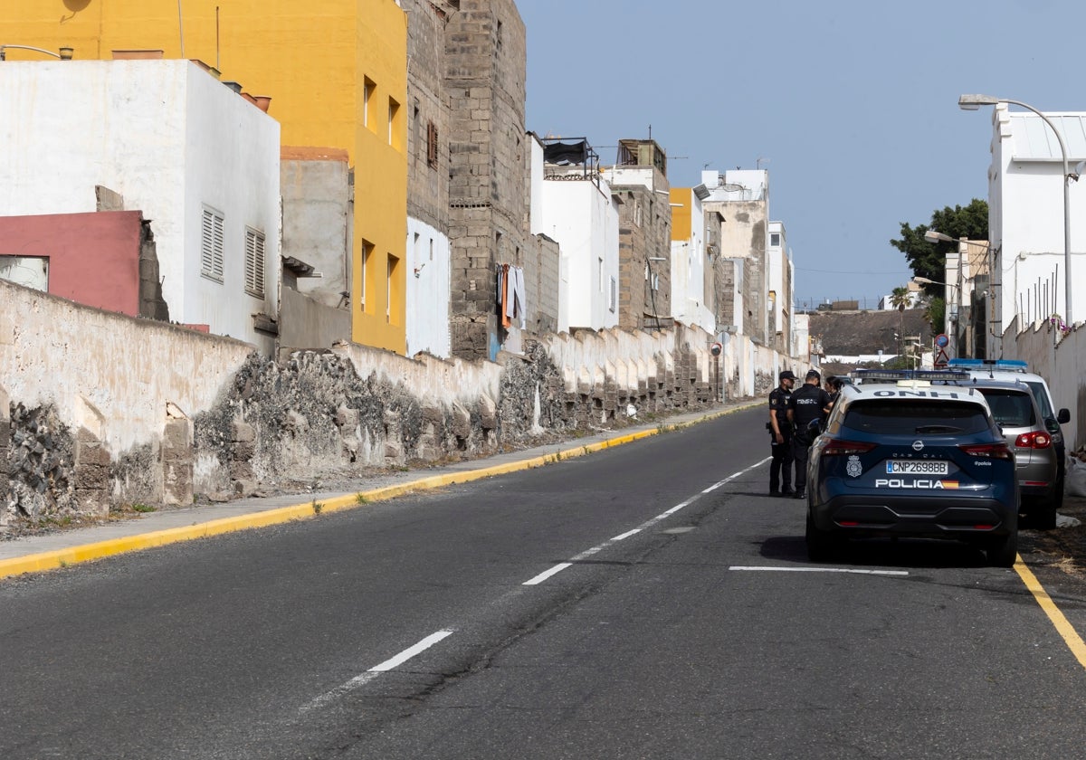 Agentes policiales delante del inmueble donde sucedieron los hechos.