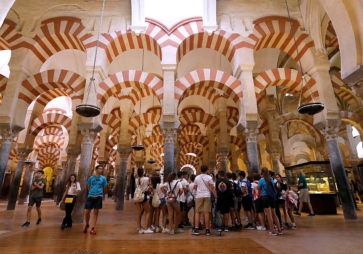 Un grupo de jóvenes durante una visita a la Mezquita-Catedral de Córdoba