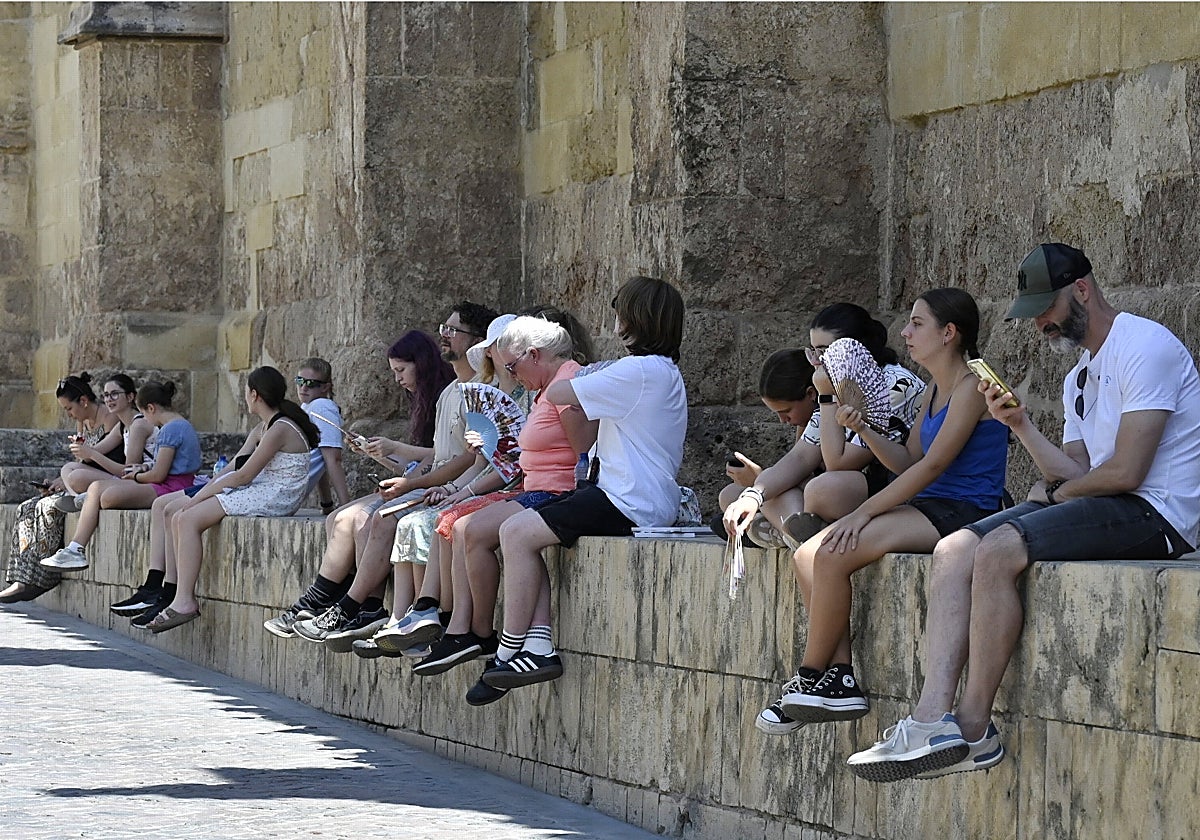 Turistas en una de las plataformas exteriores de la Mezquita-Catedral a la sombra durante este jueves de aviso naranja