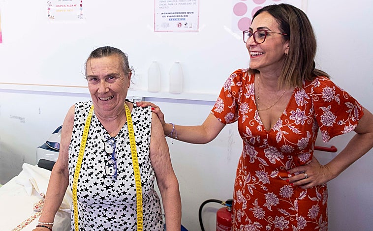 Imagen principal - Arriba, Mª Carmen Marcos, junto a la jefa de estudios, Amparo Jiménez. Abajo, izquierda, el comedor con los niños y a la derecha, una de las madres de origen extranjero que componen el proyecto Hilvana