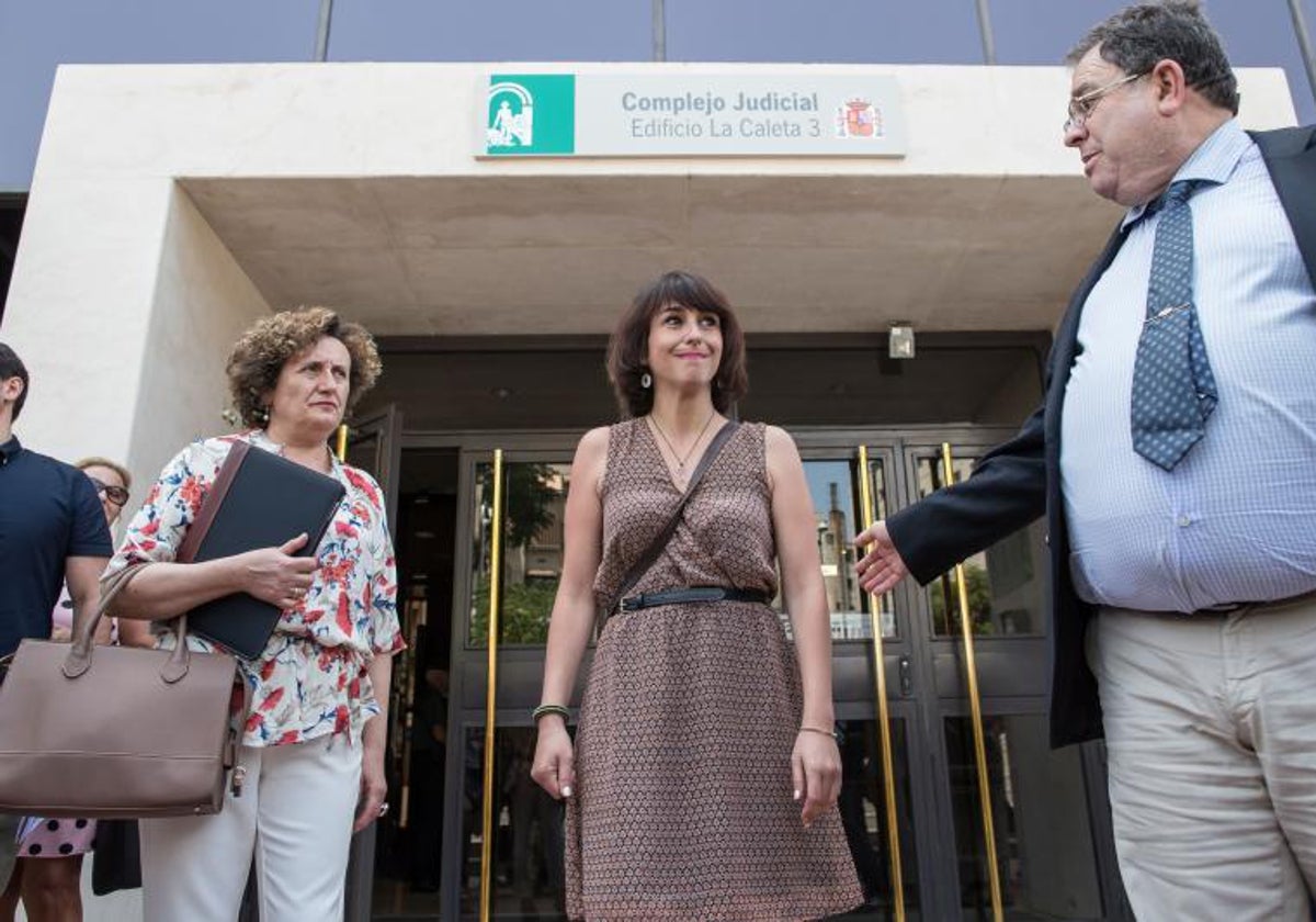 Juana Rivas, en el centro, saliendo de los juzgados junto a Francisca Granados, su antigua asesora legal, en 2018