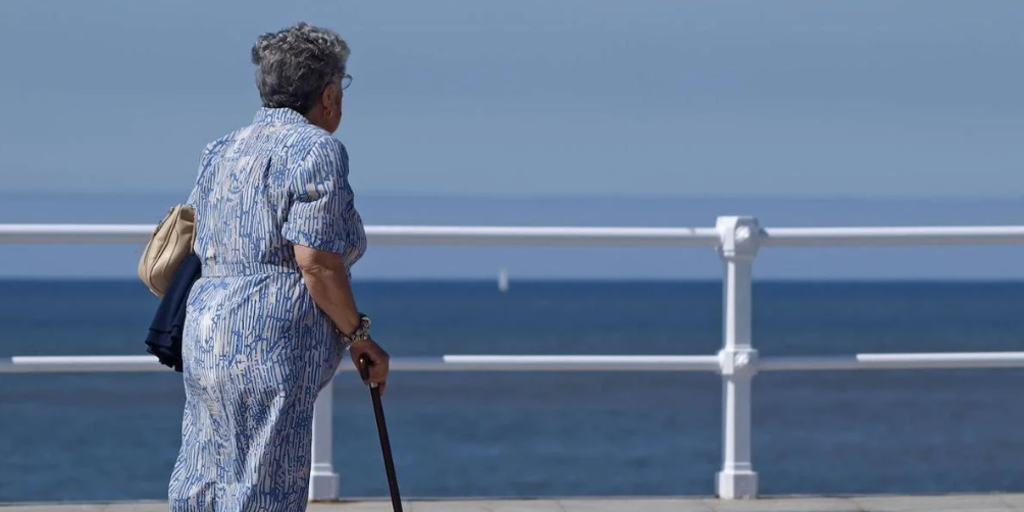 Canarias cierra sus centros de mayores ante las altas temperaturas