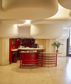 Imagen secundaria 2 - Antonio Mora y Eduardo Tazón, de Noju Studio, en la cocina de su dúplex en Torres Blancas, que han reformado siguiendo las ideas originales de Sáenz de Oiza, con la terraza como corazón de la casa