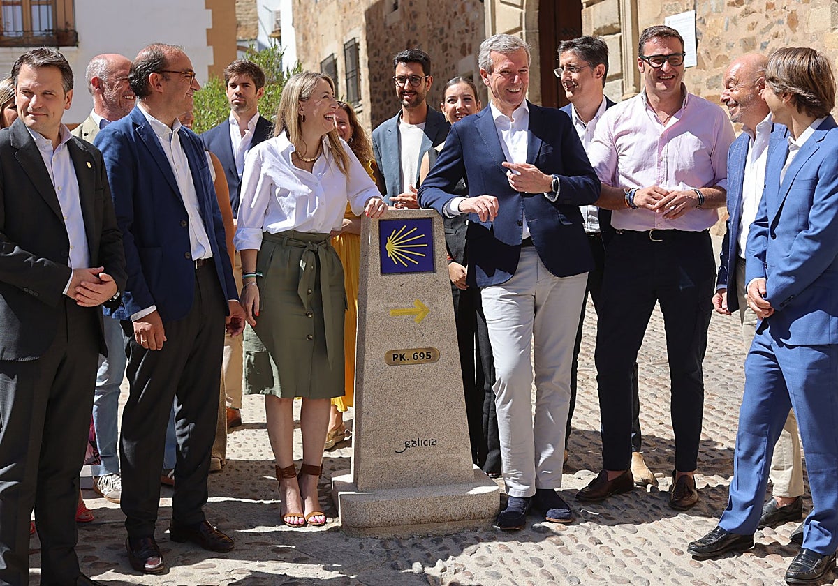 Rueda y Guardiola descubriendo este viernes una 'mouteira' del Camino en el centro histórico de Cáceres