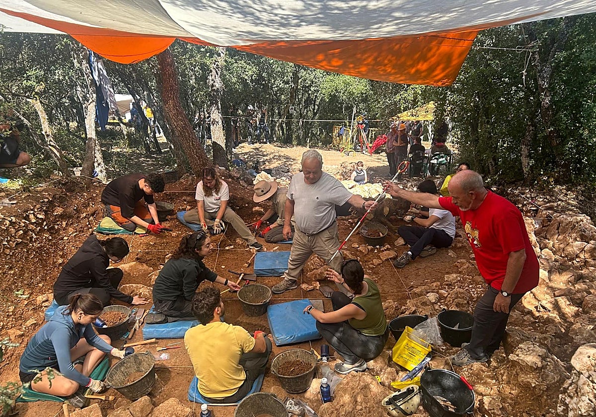 El consejero Gonzalo Santonja, durante su participación en la excavación arqueológica en Atapuerca