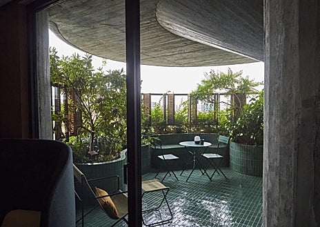 Imagen secundaria 1 - Antonio Mora y Eduardo Tazón, de Noju Studio, en la cocina de su dúplex en Torres Blancas, que han reformado siguiendo las ideas originales de Sáenz de Oiza, con la terraza como corazón de la casa