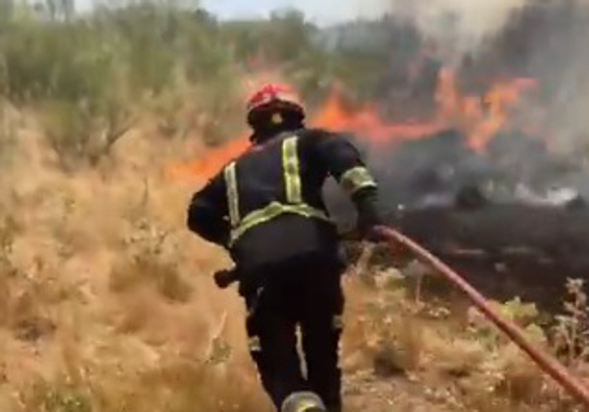 Un bombero trabajando en el incendio de Arroyomolinos
