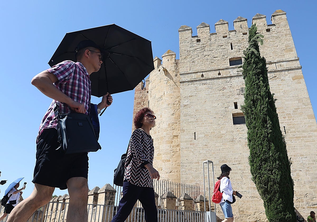 Dos turistas se protegen del calor en las inmediaciones de la Calahorra