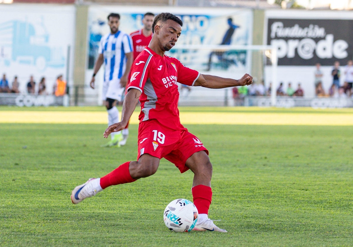 Dalisson conduce el balón en el duelo en Pozoblanco