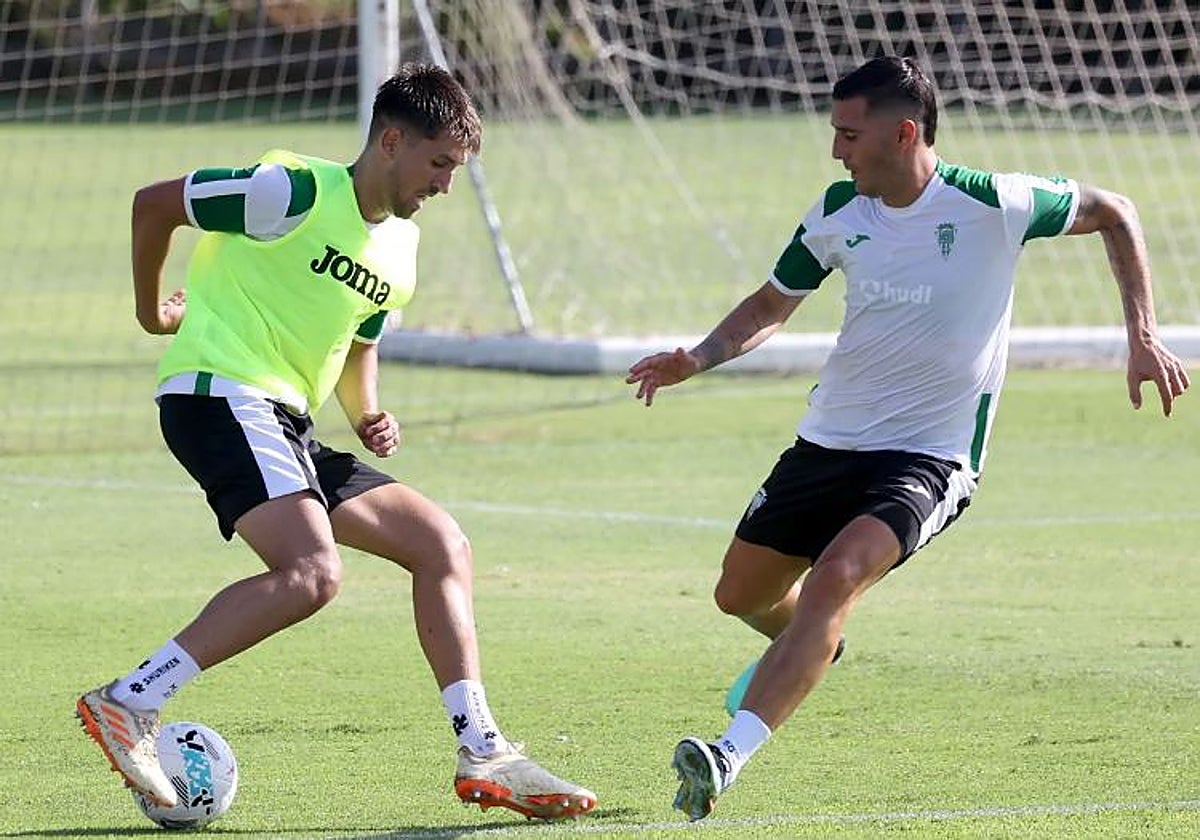 Mati Barboza regateando a Sergi Guardiola en una sesión de pretemporada