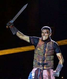 Imagen secundaria 2 - Sobre estas líneas, la Corrala Palacio del Caballero en Olmedo. Los intérpretes de 'La Desconquista', de Ron Lalá, y Roberto Enríquez, protagonista de 'Coriolano'